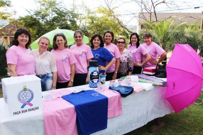 Integrantes da Liga Santa-clarense de Combate ao Câncer têm participado de eventos no município (Foto: Rafael Simonis)