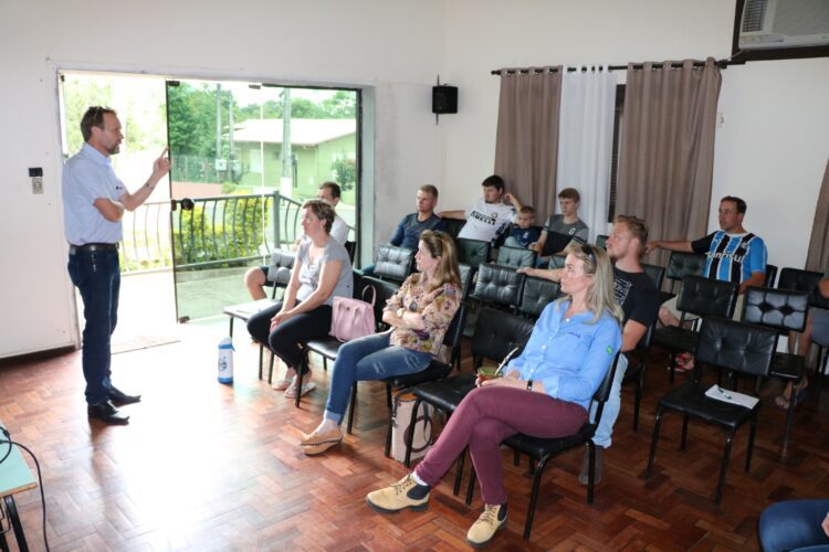 Encontro Municipal reúne jovens de Colinas
