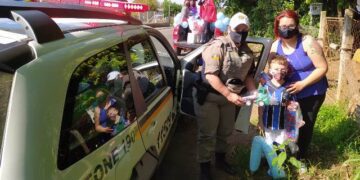 Brigada Militar e Escola distribuem presentes arrecadados em campanha