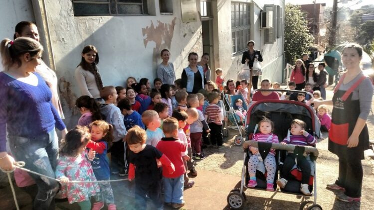 Alunos da Escola Trenzinho Alegre repassam tampinhas para o Hospital São Gabriel Arcanjo