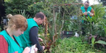 Vigilância Ambiental orienta moradores para combater o mosquito da Dengue