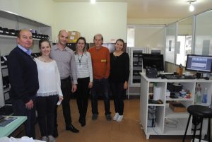 Equipe da Farmácia do SUS com prefeito Paulo Costi e secretaria Clarissa da Rosa Pretto Scatolla (Foto: Divulgação)
