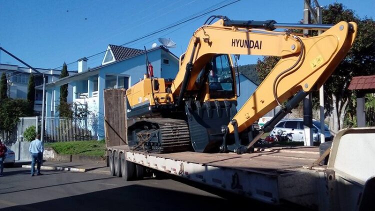 Prefeitura apresenta de Escavadeira Hidráulica