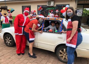 Educandário oportuniza visita ao Papai Noel por drive thru