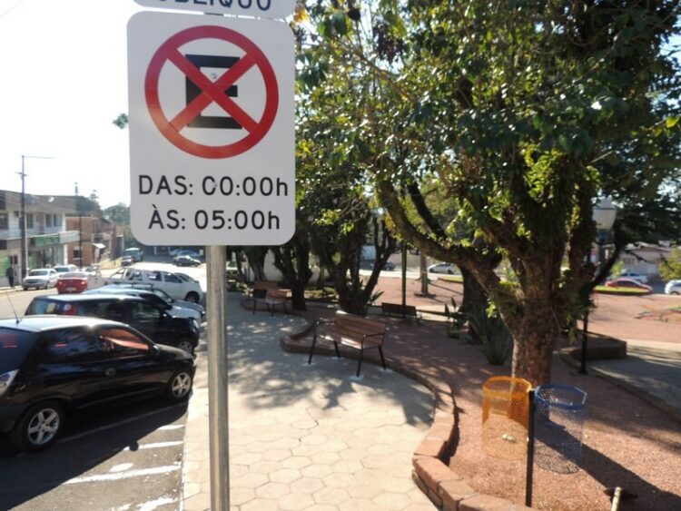 Proibido estacionamento no arredor da Praça Dona Laura durante a madrugada