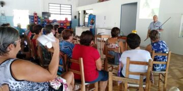 Controle da mosca da fruta em pomares domésticos é tema de atividade em Travesseiro