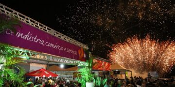 Abertura da Estrela Multifeira é marcada por discursos de agradecimento e show de fogos de artifício
