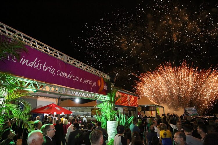 Abertura da Estrela Multifeira é marcada por discursos de agradecimento e show de fogos de artifício