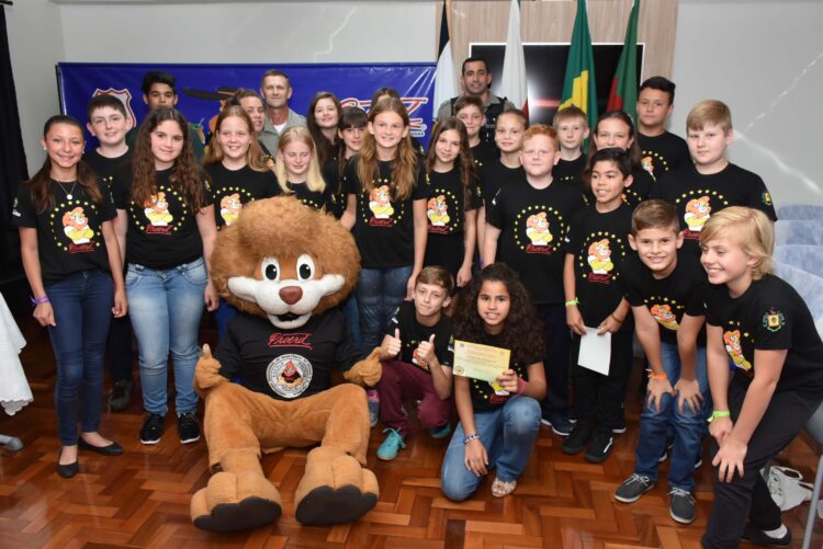 Jovens prestam compromisso do PROERD