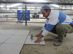 Colocação de piso sinaliza conclusão do ginásio (Foto: Divulgação)