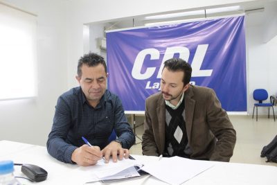Convênio foi assinado pelo CEO da Gold Soluções, Alessandro Jung, e presidente da CDL Lajeado, Heinz Rockenbach (Foto: Simone Rockenbach)