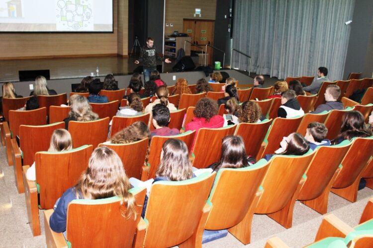 Atividade com estudantes marca início da constituição de quatro cooperativas escolares em Lajeado