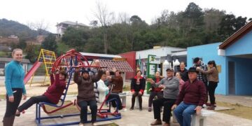Pacientes diabéticos realizam atividades na academia ao ar livre