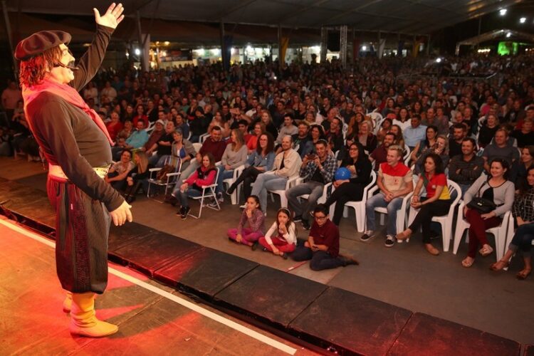 Causos do Guri de Uruguaiana divertem público na primeira noite da Estrela Multifeira