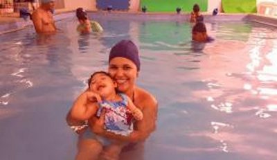Água morna reduz desconforto que crianças com microcefalia têm com os moviments Sayonara Moreno/Agência Brasil)