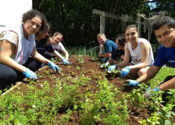 Voluntários montam horta para o Hospital São Gabriel Arcanjo