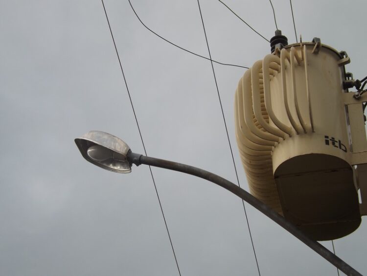 Iluminação pública tem linha direta