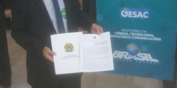 Prefeito assina adesão ao programa Internet para Todos