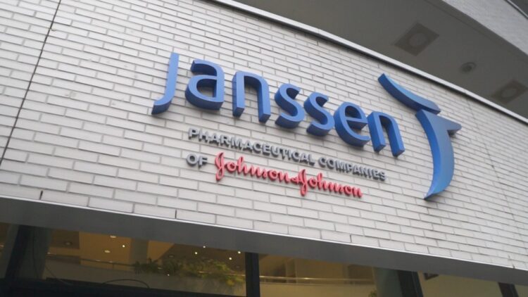 Johnson anuncia testes de fase 3 de candidata a vacina para Covid-19