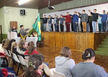 Trinta e dois jovens no juramente à bandeira