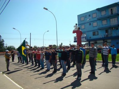 Jovens juram lealdade à Pátria (Foto: Divulgação)