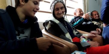 Alunos doam carinho aos idosos do Lar Tabita