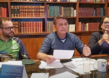 Bolsonaro quer que postos exibam composição de preço dos combustíveis