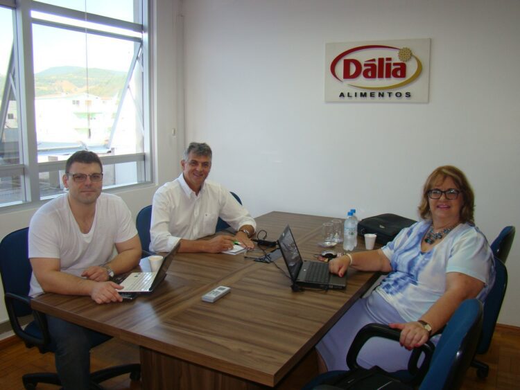 Dália apresenta Selo comemorativo aos 70 anos