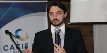 Lucas Schifino palestra sobre cenário político e econômico em evento da Cacis e Sindilojas VT