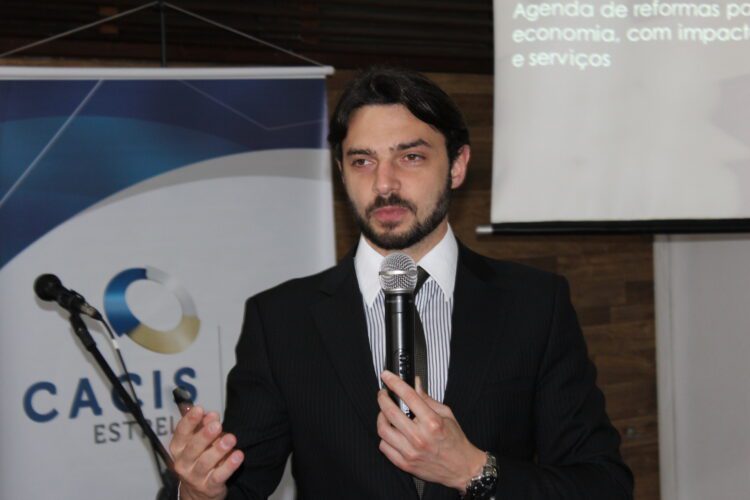 Lucas Schifino palestra sobre cenário político e econômico em evento da Cacis e Sindilojas VT