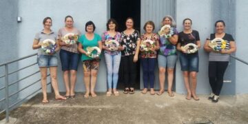 Clube de mães recebem curso de artesanato