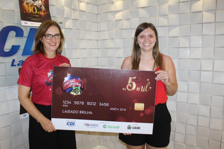 CDL Lajeado entrega vales-compras para ganhadores do Lajeado Brilha