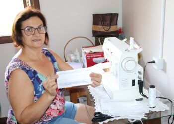 Voluntárias ajudam com máscaras e aventais