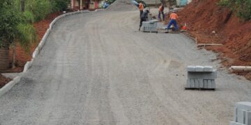 Via a ser pavimentada recebe colocação de meio-fio