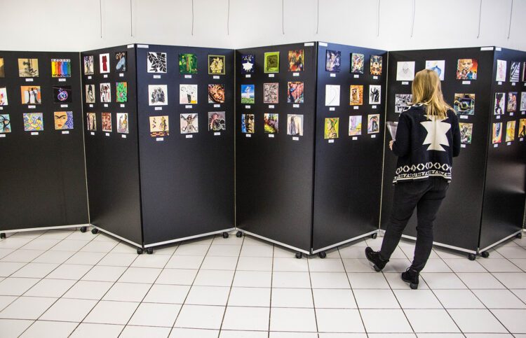 Exposição mostra trabalhos de 108 artistas internacionais