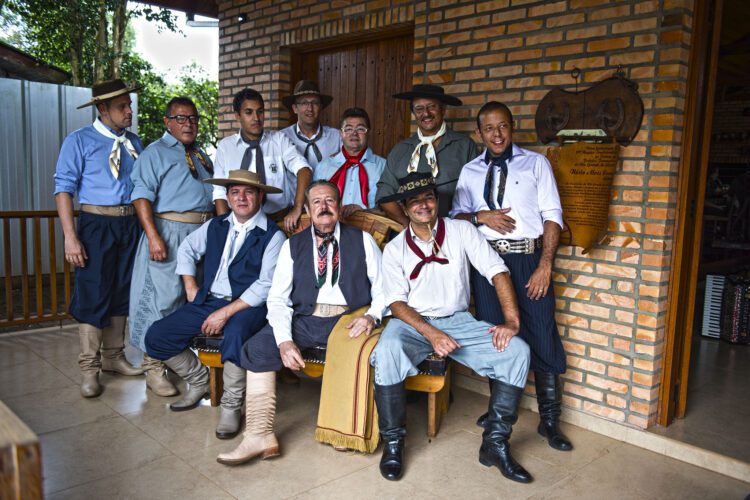 Tradicionalismo gaúcho de Os Monarcas sobe ao palco do Parque dos Dick