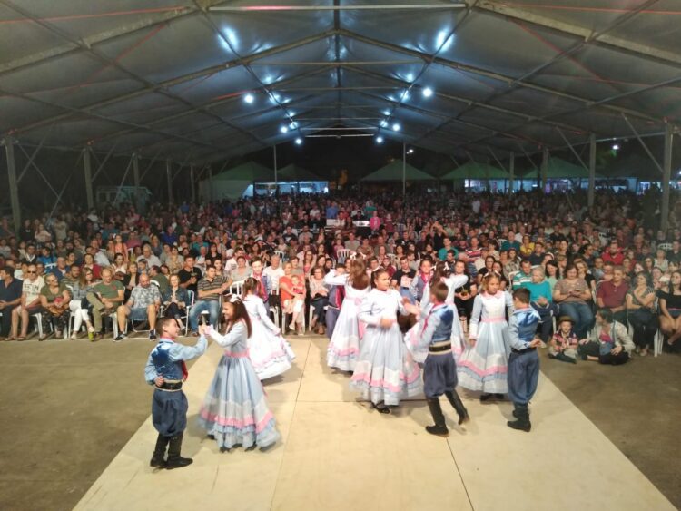 Apresentações do CTG Raça Gaudéria encantaram ao público