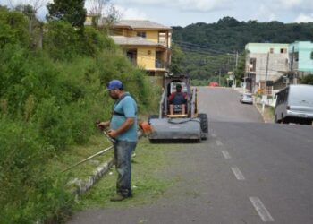 Prefeitura realiza roçada e limpeza na áerea urbana
