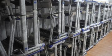Escolas encantadenses são contempladas com mobiliário escolar