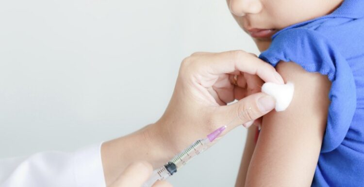 Vacina contra HPV começa a ser distribuída para meninos a partir deste ano
