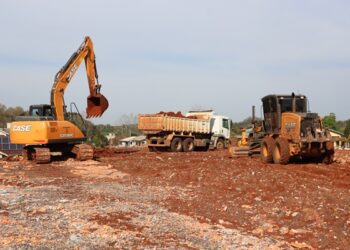 Prefeitura trabalha no terreno da Calçados Beira Rio