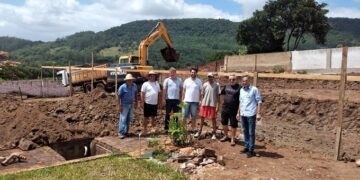 Máquinas auxiliam na construção de lar em Marques de Souza