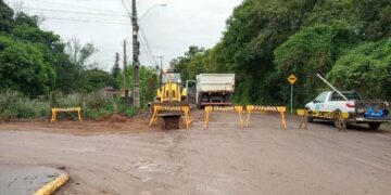 Obra da Corsan interrompe parte da Rua Ruben Feldens, em Cruzeiro do Sul