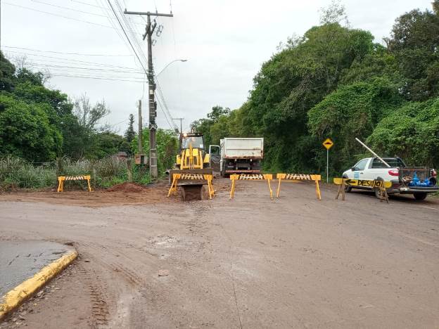 Obra da Corsan interrompe parte da Rua Ruben Feldens, em Cruzeiro do Sul