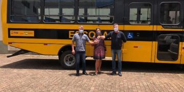 Município recebe ônibus para transporte escolar