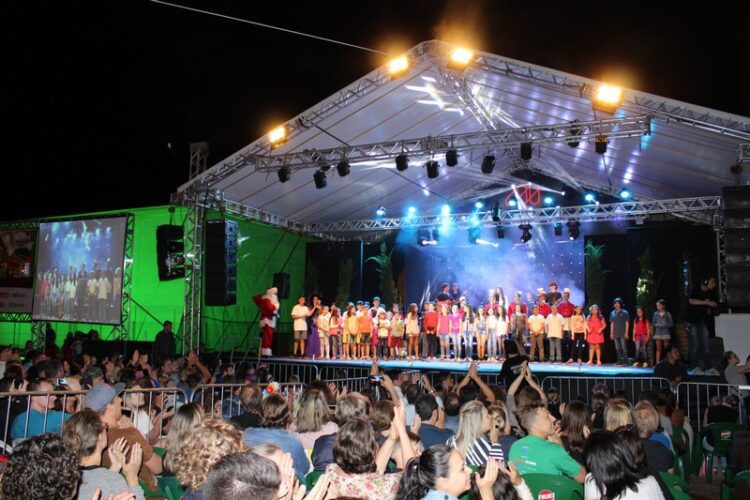 Cerca de 10 mil pessoas acompanham espetáculo de Natal e chegada do Papai Noel