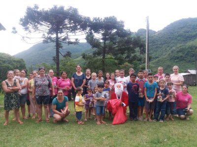 comunidade foi surpreendida com a chegada do Papai Noel (Foto: Divulgação)