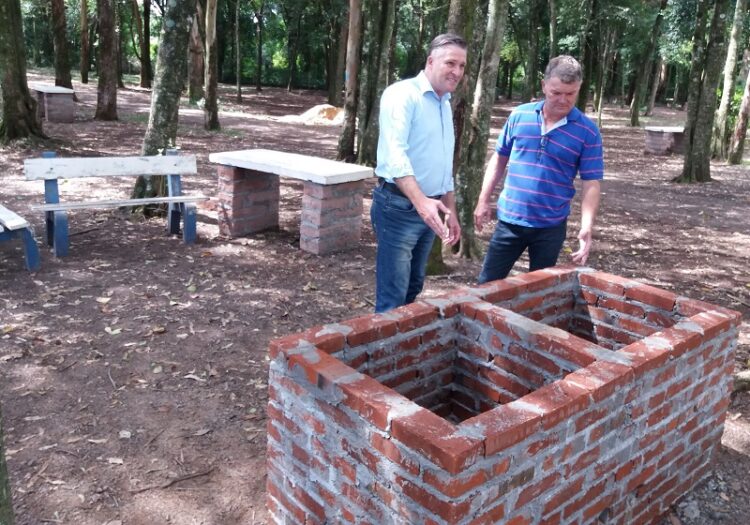 Parque poliesportivo recebe mesas e churrasqueiras de alvenaria