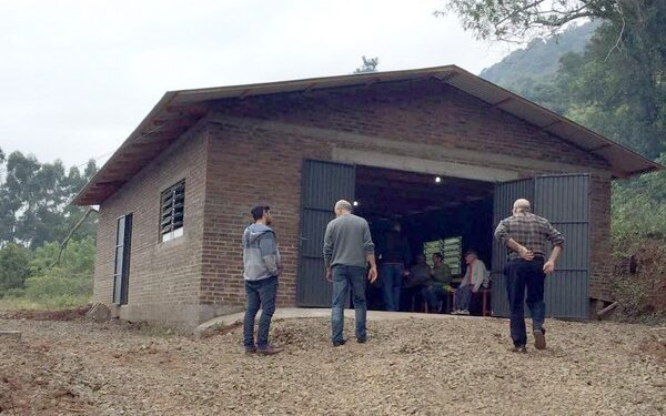 Pavilhão de Linha Cedro é entregue à comunidade