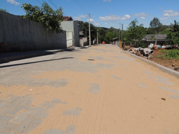 Moradores comemoram implantação de calçamento
